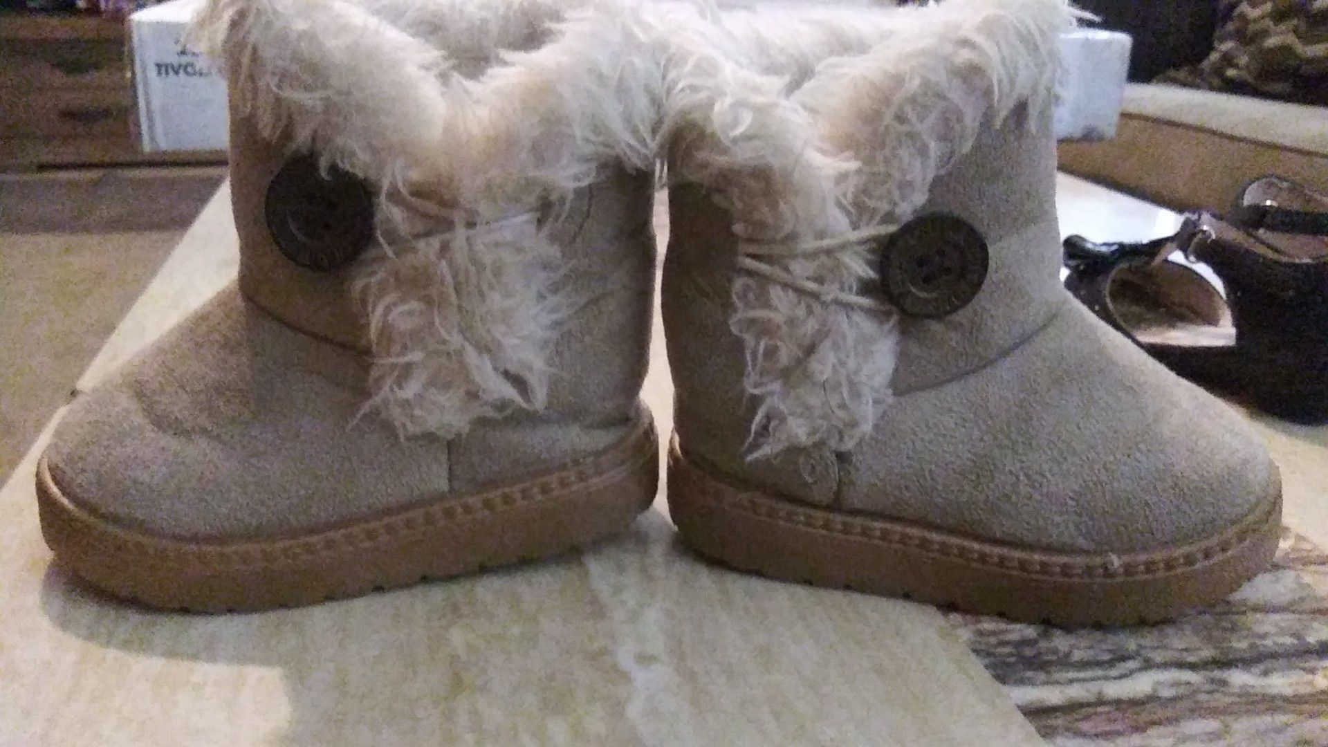 Girls beige winter boots