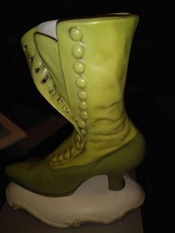 BEAUTIFUL VINTAGE BOOT, CERAMIC, EXCELLENT CONDITION, GREAT CHRISTMAS GIFT