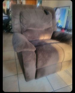 Electric Recliner W/Massaging Feature & USB Ports : Price $200 or OBO