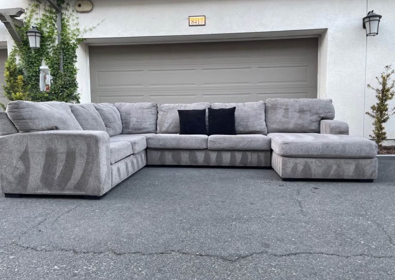 Huge Light Grey Sectional Couch Sofa From Ashley Furniture In Excellent Condition - FREE DELIVERY ๐