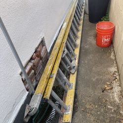 Excellent Condition 32ft Fiberglass Ladder 