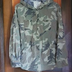 La Hearts Hooded Women's  Camo Shirt Jacket. Size L.100 %cotton. 