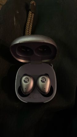 Ray con earbuds