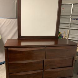 Vanity/Dresser & Bed Set 