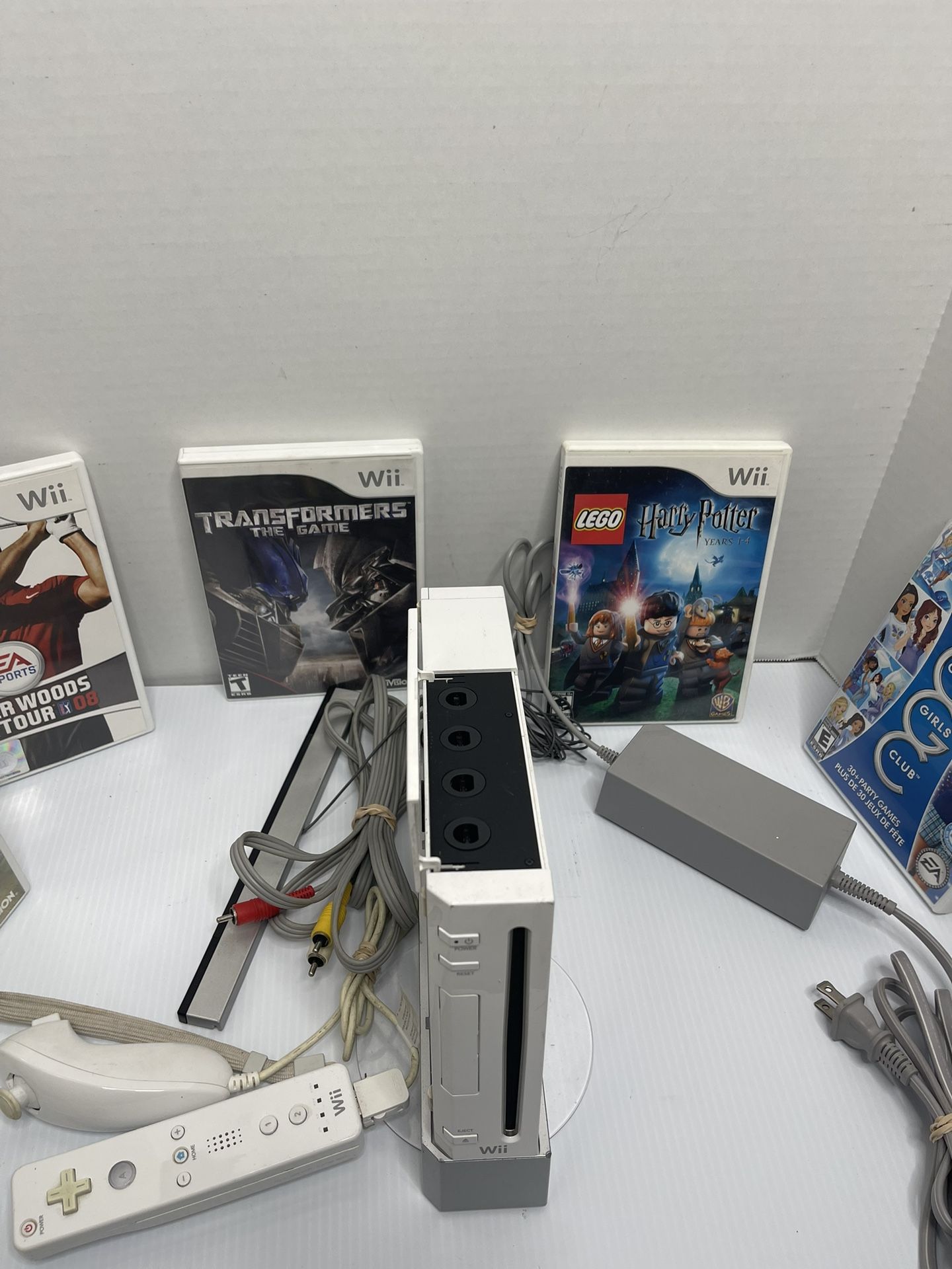 NINTENDO Wii Console System White With Games And Cables for Sale in  Orlando, FL - OfferUp