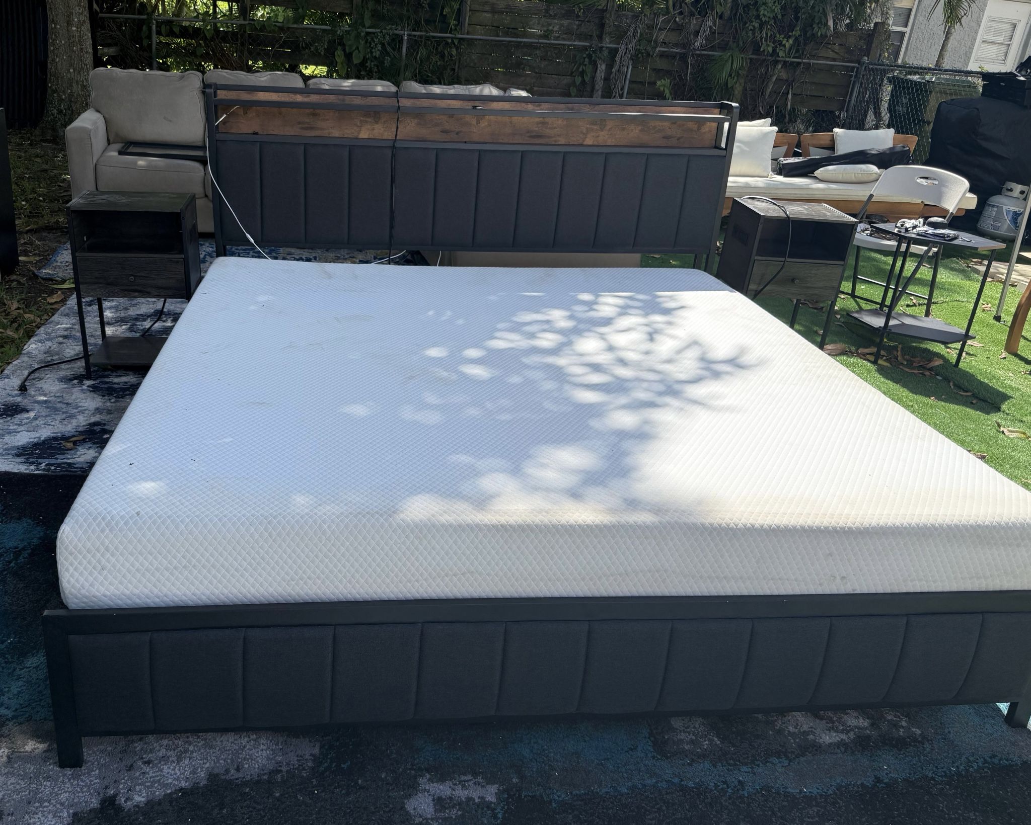 Cama King Con 2 Mesitas De Noche Con Puerto USB