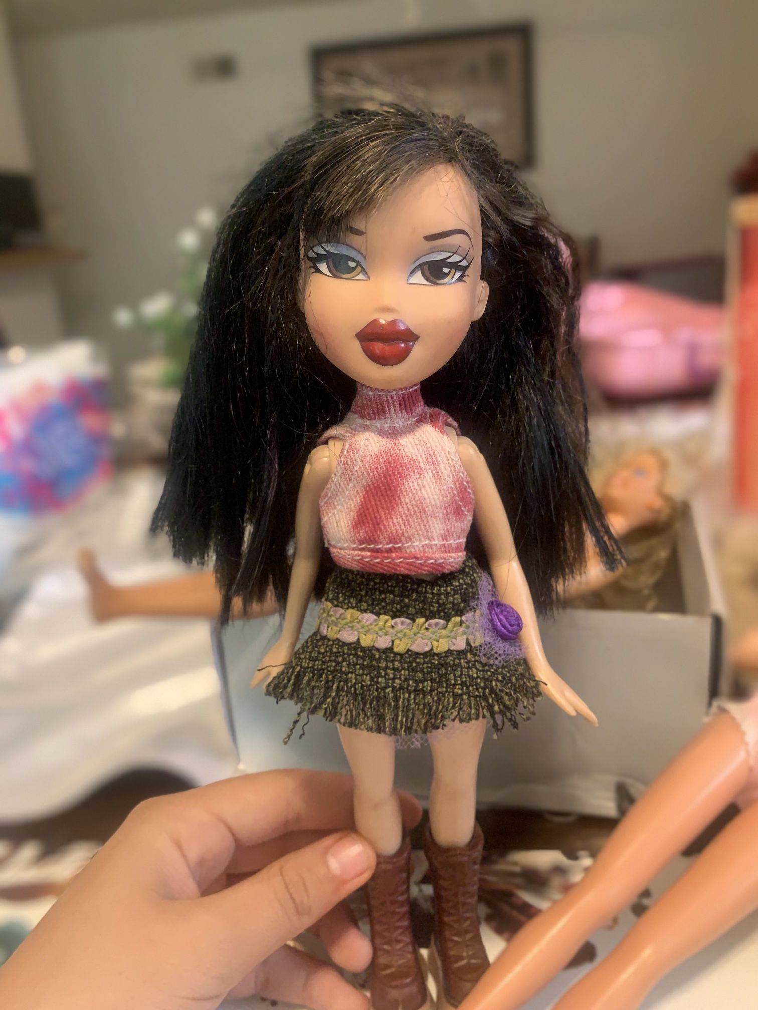 2000s bratz doll with clothes and shoes