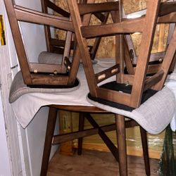 Round Table And Chairs