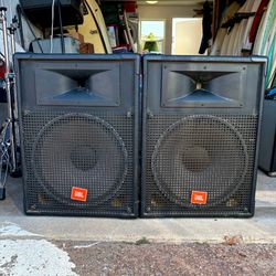 FULL PA SET UP- JBL MR 825 pair, SUNN SPL 7350 amp, G-Mark GMX 1200 mixer, all cables, and road case