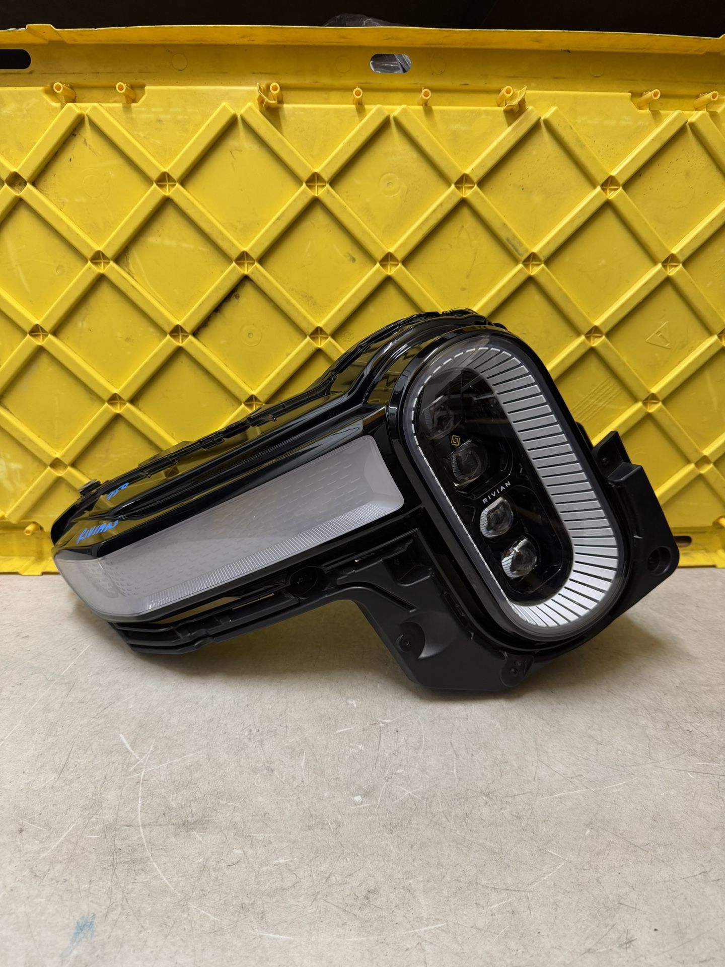 Rivian R1T R1S Right Headlight Passenger 2022 2023 2024 2025