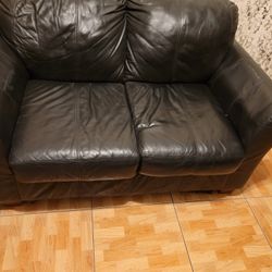 Black Loveseat/leather 