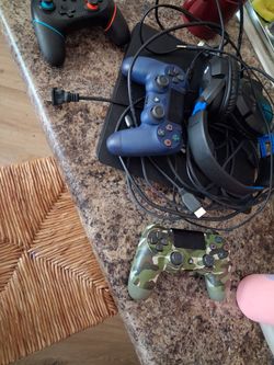 Ps4 headset and multiple controller bundle