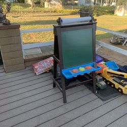 Kids painting easel