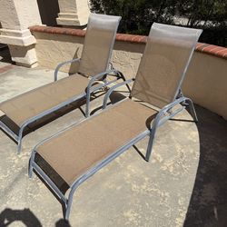 Outdoor Lounge Chairs (2)