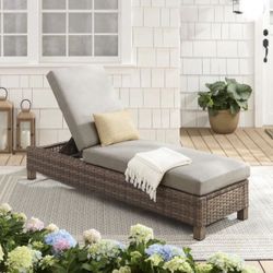 🌴 Outdoor Wicker Chaise Lounge with Cushion – Beige/Brown | Weather-Resistant, New in Box 