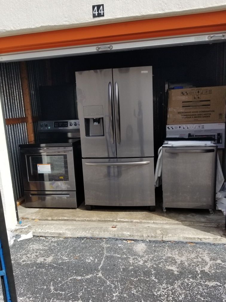 3 piece Frigidaire appliance set