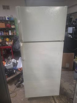 GE hotpoint 18 Cubic Feet White Top Freezer REFRIGERATOR