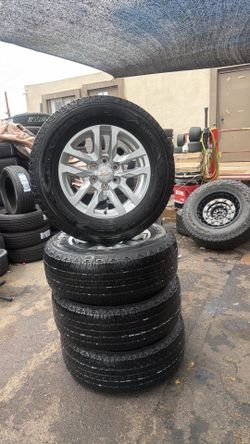 Rines 18 de Chevy original con llantas 265/65/18 Goodyear 70% vida