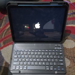Apple 🍎 IPAD WITH KEYBOARD AND CASE