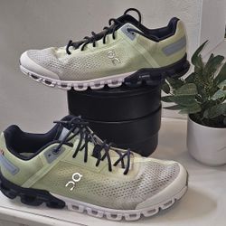 On Running Cloudflow Men's Running Shoes Meadow White US 10
Great shape 
Super clean inside and out 
Pls see all pictures for details 
No rips or stai