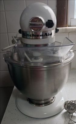 USED KITCHENAID STAND MIXER W/STAINLESS STEEL BOWL, POURING SHIELD & 9 SEPARATE ATTACHMENTS