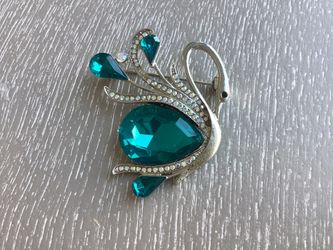 Exquisite Swan Brooch W/ Faux Emerald Crystals & White Rhinestones
