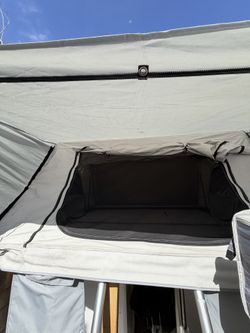 Folding roof tent