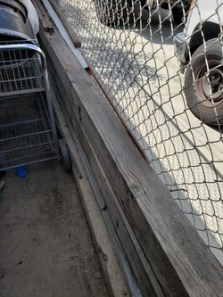 vendo estas maderas  creo son 4x4 regularmente custa  $400 cada una pido $500 por 3