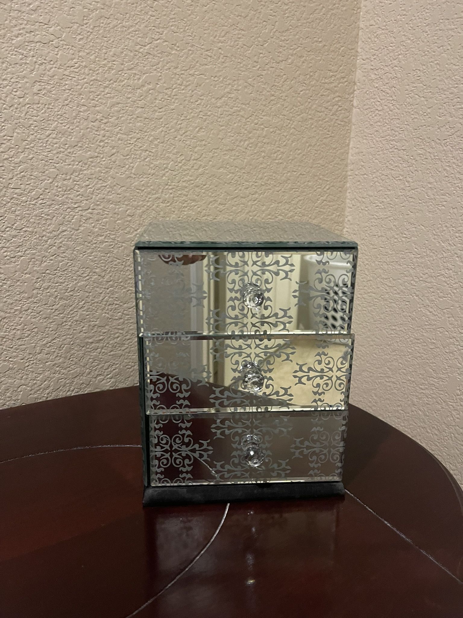Mirrored jewelry box