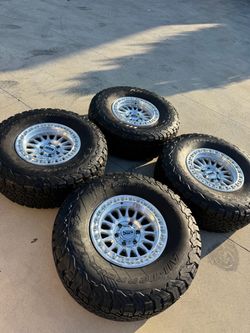 New KMC 17x8.5 6 lugs 6x139.7 and 35 inch tires