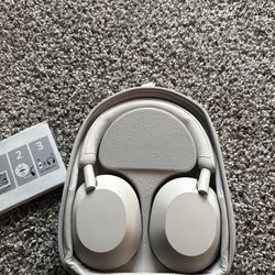 Sony WH-1000XM5 Noise Cancelling Headphones – Great Condition