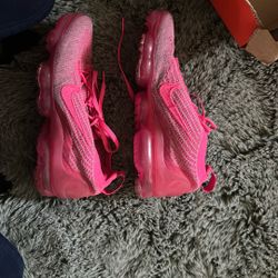 pink nike shoes 