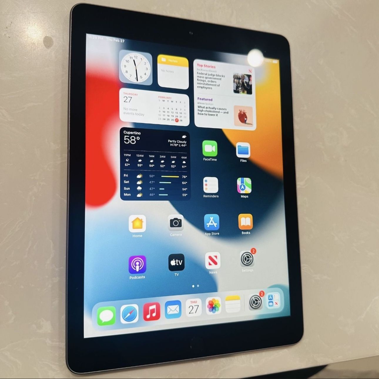 Apple iPad 6th Generation 32GB Space Gray - WiFi