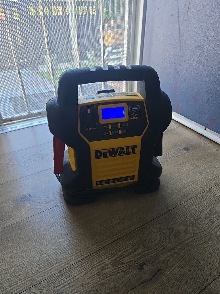 Dewalt 1600 Peak Amp Jump Starter with Digital Compressor and USB Power Bank
