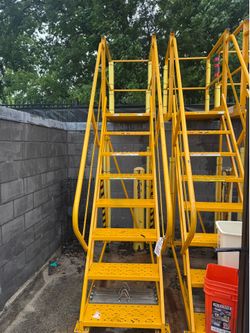 Warehouse ladder Tri Arc platform ladder