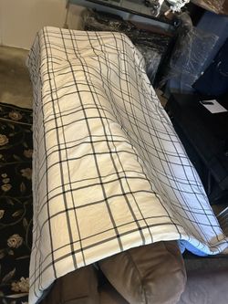 NICE NEWER COMFORTER FOR QUERN OR KING BED 