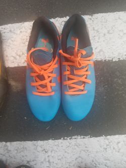 UnderArmor kids soccer shoes size 4Y