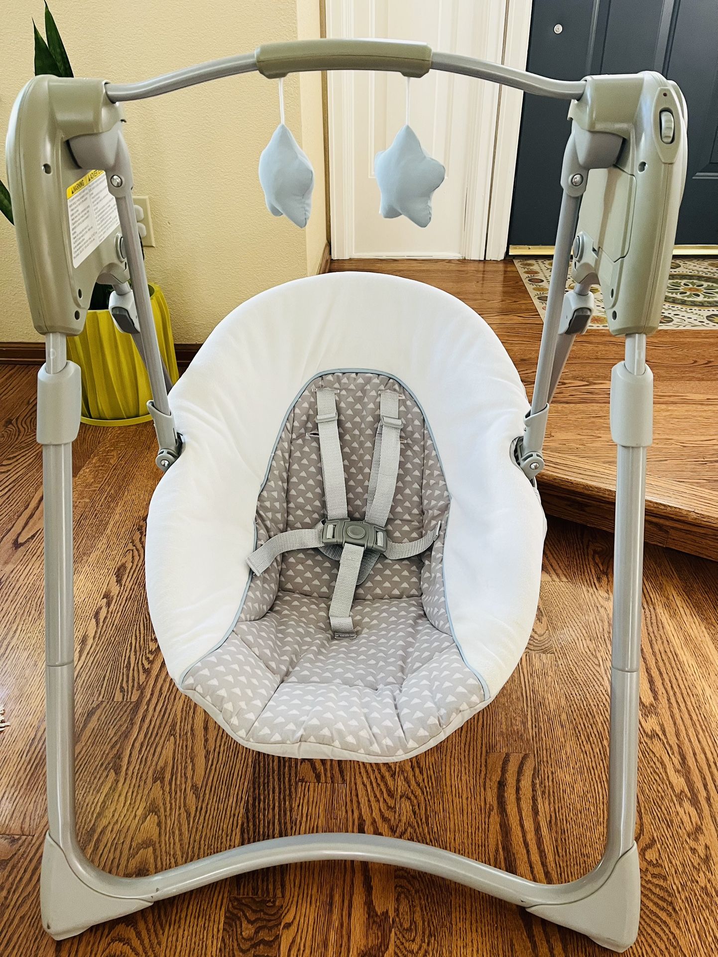 Graco Slim Spaces Compact Baby Swing