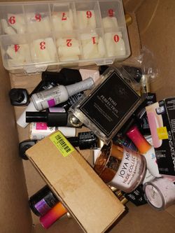 EX LARG BOX FULL ACRYLIC NAILS HAS EVERYTHING TO START UP AN LOTS EXTRAS 25 FIRM