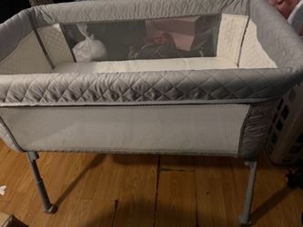Baby bedside bassinet