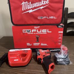 Milwaukee M12 Fuel 3/8” Stubby Impact Wrench Kit 