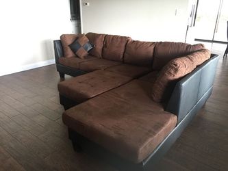 BRAND NEW SECTIONAL SOFA WITH FREE OTTOMAN