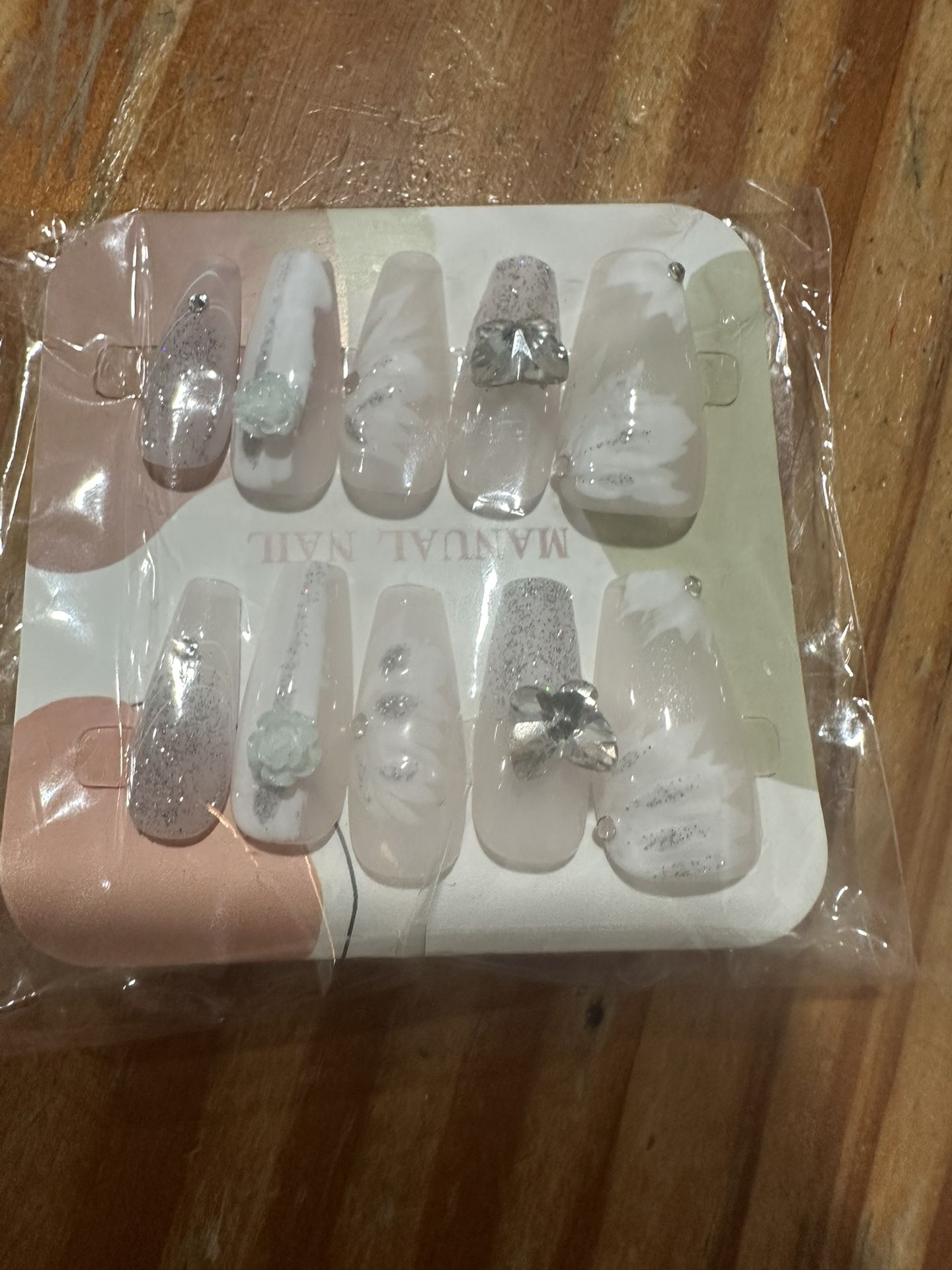 Medium size long length press on nails Uñas postizas de tamaño mediano y longitud larga