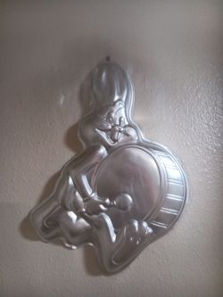 Bugs Bunny mortar bras Inc 1983 made in Korea from Wilton Woodridge IL 60)
