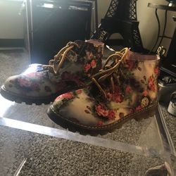 Flowered boots very pretty size 39