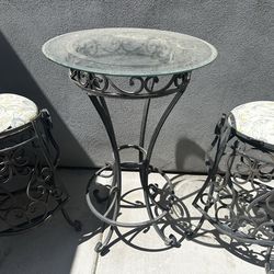 Iron and glass sitting table with two chairs