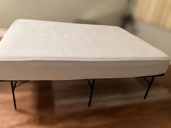 Queen size mattress, metal frame + fitted sheet