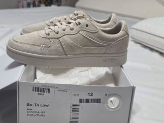 SIZE 9 WOMEN/ 7.5 MEN Arel Go-To Low Sneakers Putty