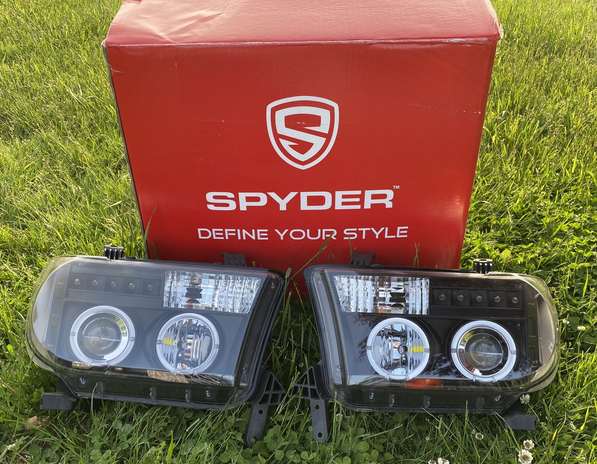 2007-2013 Toyota Tundra Spyder Headlights Excellent Condition 