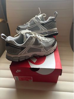 Nike Vomero 5- size 5Y fits a 7 women - Like New